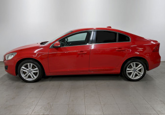 Подержанный автомобиль Volvo S60 2012 года (8 фото)