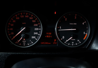 Подержанный автомобиль BMW X1 2012 года (11 фото)