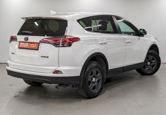 Подержанный автомобиль Toyota RAV4 2017 года (5 фото)