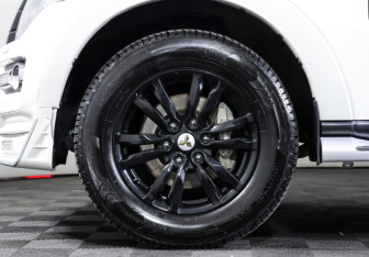 Подержанный автомобиль Mitsubishi Pajero 2020 года (23 фото)