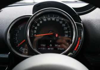 Подержанный автомобиль MINI Clubman Wagon 2021 года (13 фото)