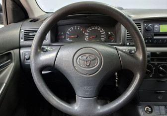 Подержанный автомобиль Toyota Corolla Hatchback 2004 года (15 фото)