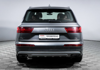 Подержанный автомобиль Audi Q7 2015 года (6 фото)
