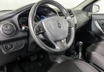 Подержанный автомобиль Renault Sandero 2018 года (13 фото)