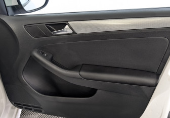 Подержанный автомобиль Volkswagen Jetta Sedan 2015 года (24 фото)