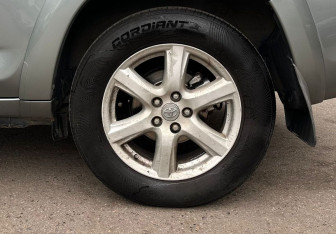 Подержанный автомобиль Toyota RAV4 2008 года (16 фото)