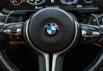 Подержанный автомобиль BMW X5 M 2015 года (12 фото)