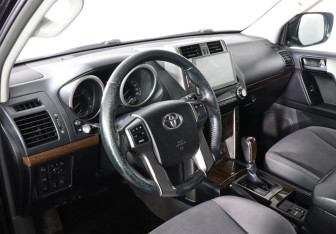 Подержанный автомобиль Toyota Land Cruiser Prado 2011 года (7 фото)