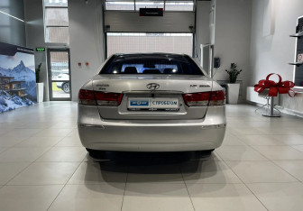 Подержанный автомобиль Hyundai Sonata 2008 года (5 фото)