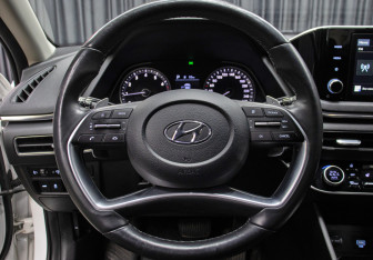 Подержанный автомобиль Hyundai Sonata 2021 года (17 фото)