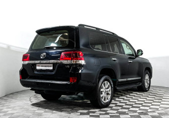 Подержанный автомобиль Toyota Land Cruiser Suv 2019 года (5 фото)