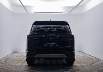 Подержанный автомобиль Lexus LX 2022 года (6 фото)