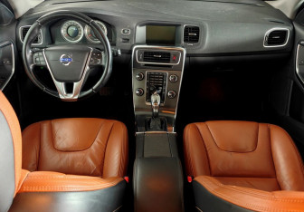 Подержанный автомобиль Volvo S60 2012 года (11 фото)