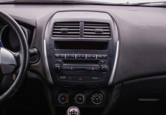 Подержанный автомобиль Mitsubishi ASX 2011 года (14 фото)