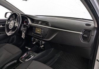 Подержанный автомобиль Kia Rio Hatchback 2021 года (13 фото)