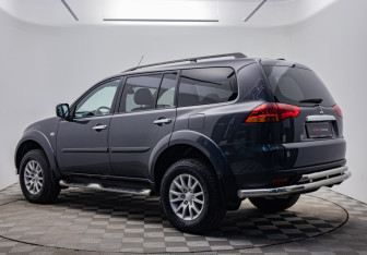 Подержанный автомобиль Mitsubishi Pajero Sport 2011 года (3 фото)