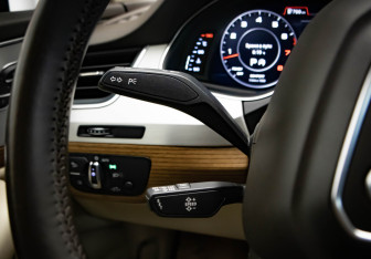 Подержанный автомобиль Audi Q7 2015 года (12 фото)