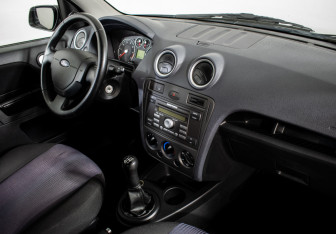 Подержанный автомобиль Ford Fusion 2007 года (10 фото)