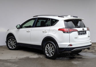 Подержанный автомобиль Toyota RAV4 2016 года (7 фото)