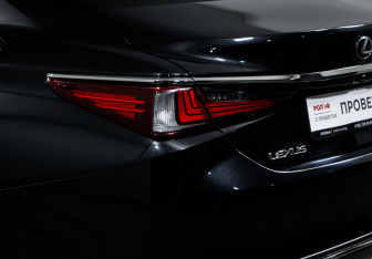 Подержанный автомобиль Lexus ES 2019 года (16 фото)
