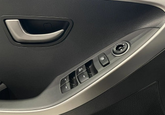 Подержанный автомобиль Hyundai i30 Hatchback 2012 года (17 фото)