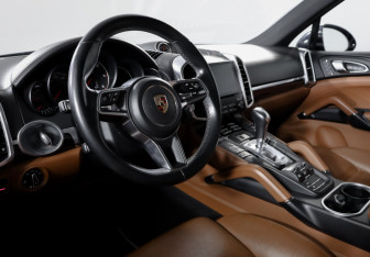 Подержанный автомобиль Porsche Cayenne 2016 года (14 фото)