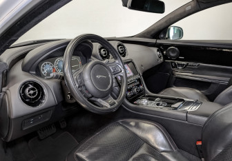 Подержанный автомобиль Jaguar XJ 2016 года (16 фото)
