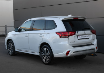 Подержанный автомобиль Mitsubishi Outlander 2022 года (7 фото)