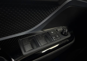 Подержанный автомобиль Toyota C-HR 2021 года (22 фото)