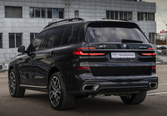 Подержанный автомобиль BMW X7 2022 года (10 фото)