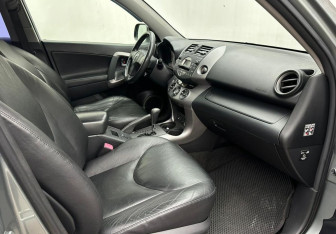 Подержанный автомобиль Toyota RAV4 2008 года (13 фото)
