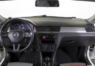 Подержанный автомобиль Skoda Rapid Liftback 2015 года (12 фото)