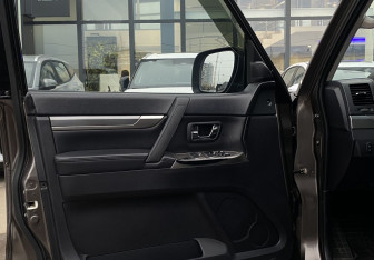 Подержанный автомобиль Mitsubishi Pajero 2011 года (16 фото)
