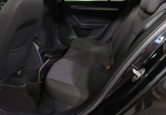 Подержанный автомобиль Skoda Octavia Liftback 2015 года (14 фото)