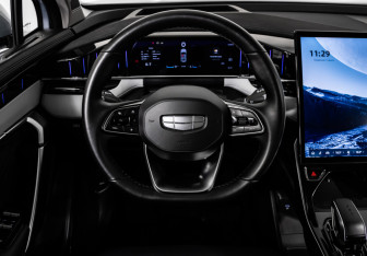 Подержанный автомобиль Geely Atlas 2023 года (21 фото)