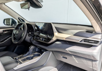 Подержанный автомобиль Toyota Highlander 2025 года (11 фото)