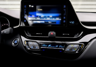 Подержанный автомобиль Toyota C-HR 2019 года (16 фото)