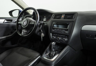 Подержанный автомобиль Volkswagen Jetta Sedan 2012 года (9 фото)