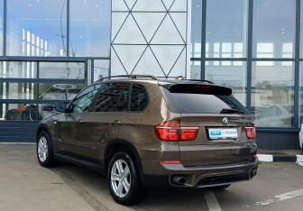 Подержанный автомобиль BMW X5 2010 года (7 фото)