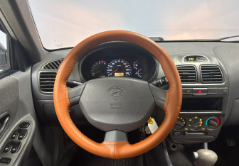 Подержанный автомобиль Hyundai Accent Sedan 2005 года (17 фото)