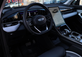 Подержанный автомобиль Geely Atlas 2023 года (14 фото)