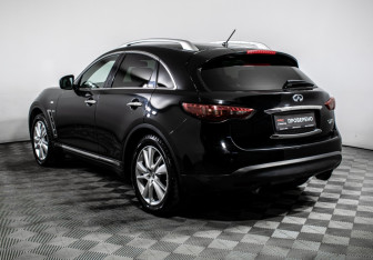 Подержанный автомобиль Infiniti QX70 2013 года (7 фото)