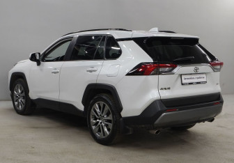 Подержанный автомобиль Toyota RAV4 2021 года (7 фото)