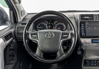 Подержанный автомобиль Toyota Land Cruiser Prado 2021 года (22 фото)