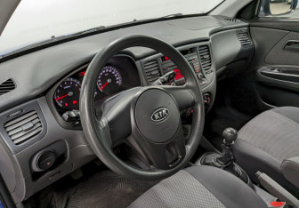 Подержанный автомобиль Kia Rio Hatchback 2010 года (13 фото)