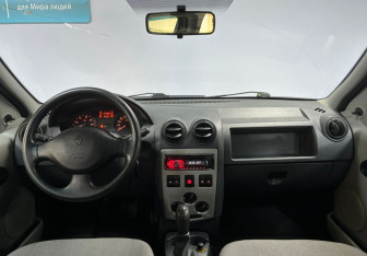 Подержанный автомобиль Renault Logan Sedan 2009 года (10 фото)