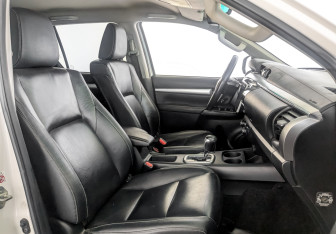 Подержанный автомобиль Toyota Hilux 2016 года (24 фото)