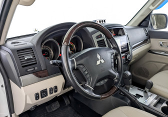 Подержанный автомобиль Mitsubishi Pajero 2019 года (16 фото)