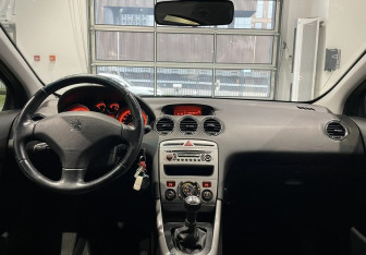 Подержанный автомобиль Peugeot 308 Hatchback 2010 года (11 фото)