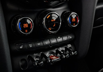 Подержанный автомобиль MINI Hatch 2021 года (21 фото)